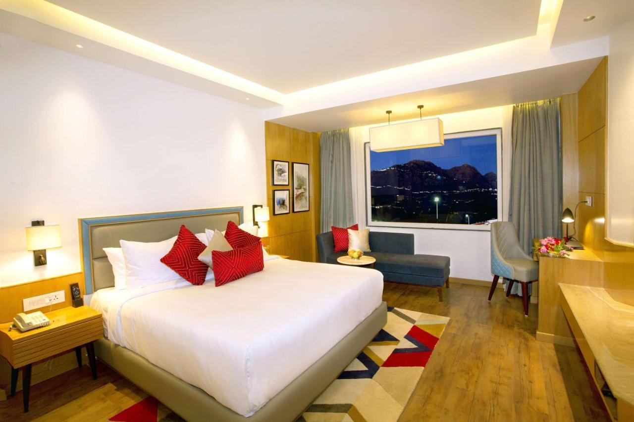 Hotel Ramada By Wyndham Katra Station Road Exterior foto