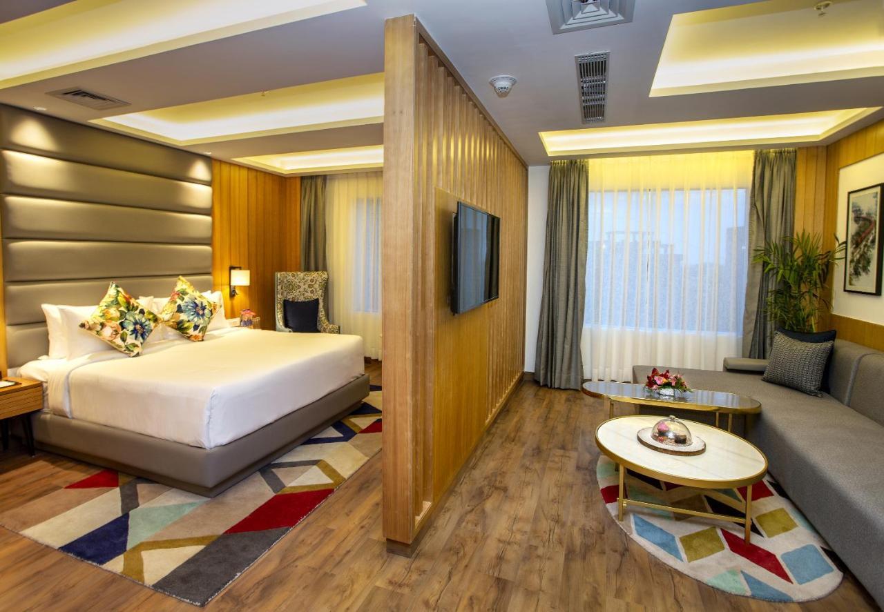 Hotel Ramada By Wyndham Katra Station Road Exterior foto