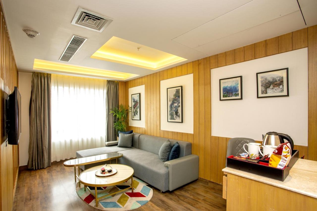 Hotel Ramada By Wyndham Katra Station Road Exterior foto