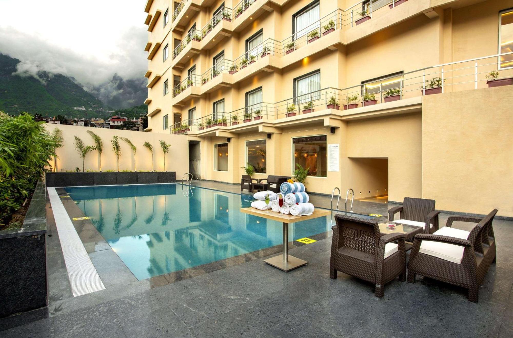 Hotel Ramada By Wyndham Katra Station Road Exterior foto